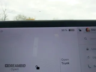 2018 Tesla Model 3 Long Range Battery z VIN 5YJ3E1EA7JF035546, wystawiony jako IAAI lot #42064239 z przebiegiem 113 210 mil mil oraz . Historia ofert i sprzedaży dostępna na DreamBid. Obrazek 17.