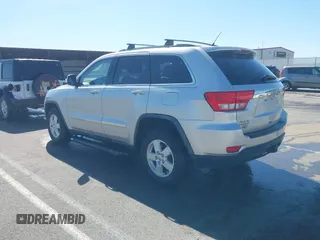 2011 Jeep Grand Cherokee Laredo z VIN 1J4RR4GGXBC571823, wystawiony jako IAAI lot #42093768 z przebiegiem 153 978 mil mil oraz . Historia ofert i sprzedaży dostępna na DreamBid. Obrazek 3.