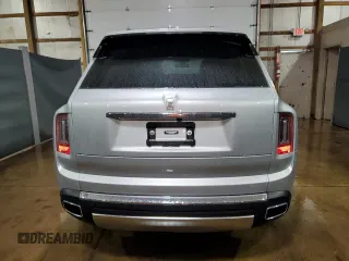 2024 Rolls-Royce Cullinan z VIN SLATV4C09RU224513, wystawiony jako Copart lot #70881884 z przebiegiem 3466 mil mil oraz Szkody całkowita. Historia ofert i sprzedaży dostępna na DreamBid. Obrazek 6.