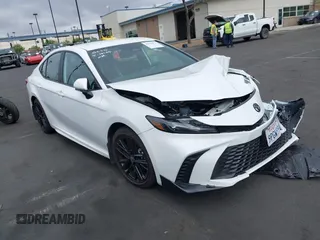 2025 Toyota Camry LE z VIN 4T1DAACK3SU533985, wystawiony jako IAAI lot #42118873 z przebiegiem Nie podano mil oraz . Historia ofert i sprzedaży dostępna na DreamBid. Obrazek 1.