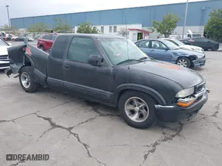 2000 Chevrolet S-10 LS with VIN 1GCCS19W5Y8161574, listed as a IAAI auction lot 41935197 with 255,231 mi miles. Bid and sale history available at carsss.com. Image 1.