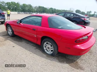 1993 Chevrolet Camaro z VIN 2G1FP22S4P2103696, wystawiony jako IAAI lot #42498084 z przebiegiem 64 393 mil mil oraz . Historia ofert i sprzedaży dostępna na DreamBid. Obrazek 3.