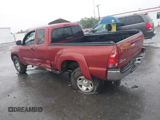 2005 Toyota Tacoma z VIN 5TEUU42N75Z051864, wystawiony jako IAAI lot #42357533 z przebiegiem 249 359 mil mil oraz . Historia ofert i sprzedaży dostępna na DreamBid. Obrazek 3.