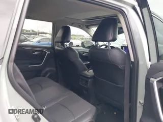 2023 Toyota RAV4 Hybrid XLE Premium z VIN 4T3B6RFV0PU132809, wystawiony jako IAAI lot #42646117 z przebiegiem 43 083 mil mil oraz . Historia ofert i sprzedaży dostępna na DreamBid. Obrazek 8.