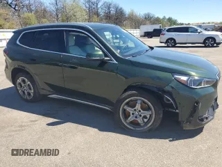 2025 BMW X1 xDrive28i z VIN WBX73EF04S5087145, wystawiony jako Copart lot #55381395 z przebiegiem 2551 mil mil oraz Szkody całkowita. Historia ofert i sprzedaży dostępna na DreamBid. Obrazek 4.