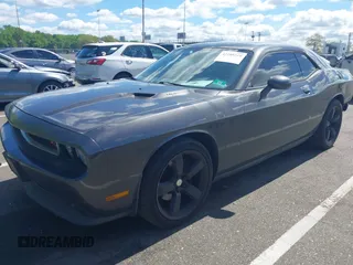 2013 Dodge Challenger R/T z VIN 2C3CDYBT6DH611180, wystawiony jako IAAI lot #42188218 z przebiegiem 101 023 mil mil oraz . Historia ofert i sprzedaży dostępna na DreamBid. Obrazek 2.