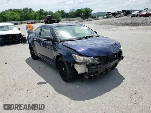 2013 Scion tC z VIN JTKJF5C77D3045734, wystawiony jako Copart lot #55356405 z przebiegiem 174 691 mil mil oraz Szkody całkowita. Historia ofert i sprzedaży dostępna na DreamBid. Obrazek 14.
