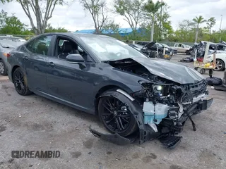 2025 Toyota Camry LE z VIN 4T1DAACK8SU073819, wystawiony jako IAAI lot #41907599 z przebiegiem 3 508 mil mil oraz . Historia ofert i sprzedaży dostępna na DreamBid. Obrazek 1.