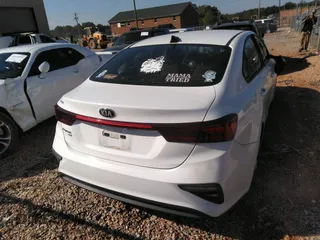 2019 Kia Forte LXS z VIN 3KPF24AD1KE006977, wystawiony jako IAAI lot #40460483 z przebiegiem 60 464 mil mil oraz . Historia ofert i sprzedaży dostępna na DreamBid. Obrazek 16.
