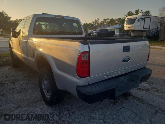 2010 Ford F-250 XL z VIN 1FTSX2B51AEA77375, wystawiony jako Copart lot #44066945 z przebiegiem 128 913 mil mil oraz Tytuł czysty. Historia ofert i sprzedaży dostępna na DreamBid. Obrazek 3.