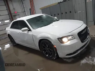 2016 Chrysler 300 with VIN 2C3CCAGG7GH171013, listed as a IAAI auction lot 41531620 with 92,134 mi miles. Bid and sale history available at carsss.com. Image 1.