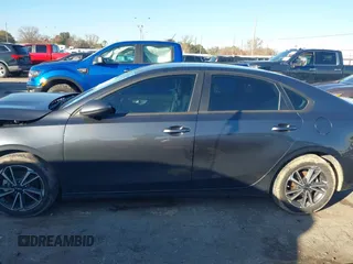 2023 Kia Forte LXS z VIN 3KPF24AD8PE654341, wystawiony jako IAAI lot #41261511 z przebiegiem 20 312 mil mil oraz . Historia ofert i sprzedaży dostępna na DreamBid. Obrazek 14.
