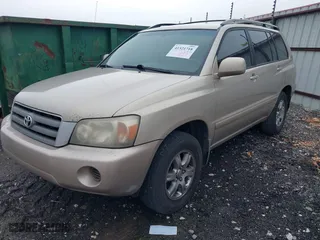 2006 Toyota Highlander w/3rd Row with VIN JTEDP21A660110930, listed as a IAAI auction lot 41521718 with 268,395 mi miles. Bid and sale history available at carsss.com. Image 2.