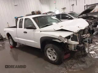 2006 Dodge Dakota z VIN 1D7HW22NX6S579197, wystawiony jako IAAI lot #41816797 z przebiegiem 223 900 mil mil oraz . Historia ofert i sprzedaży dostępna na DreamBid. Obrazek 1.