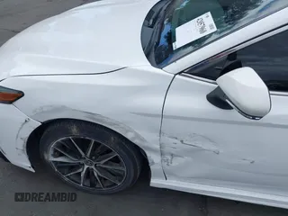 2022 Toyota Camry SE z VIN 4T1G11AK4NU675377, wystawiony jako IAAI lot #42057960 z przebiegiem 46 936 mil mil oraz . Historia ofert i sprzedaży dostępna na DreamBid. Obrazek 12.