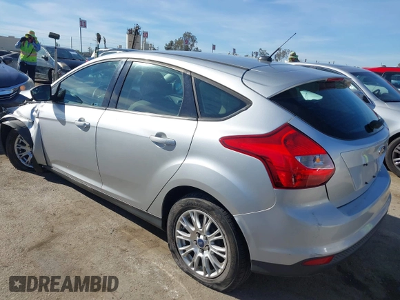 2012 Ford Focus SE z VIN 1FAHP3K27CL416859, wystawiony jako IAAI lot #41418565 z przebiegiem 114 525 mil mil oraz . Historia ofert i sprzedaży dostępna na DreamBid. Obrazek 3.