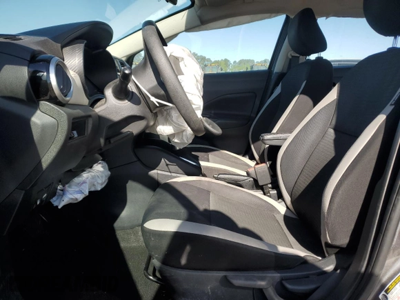 2020 Nissan Versa SV z VIN 3N1CN8EV3LL846358, wystawiony jako Copart lot #53649105 z przebiegiem 62 050 mil mil oraz Szkoda całkowita • Salvage title. Historia ofert i sprzedaży dostępna na DreamBid. Obrazek 7.