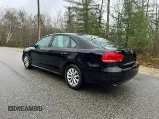 2013 Volkswagen Passat S z VIN 1VWAP7A37DC091531, wystawiony jako Copart lot #56255445 z przebiegiem 135 917 mil mil oraz Czysty tytuł • Clean title. Historia ofert i sprzedaży dostępna na DreamBid. Obrazek 3.