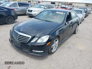 2013 Mercedes-Benz E 350 Luxury z VIN WDDHF5KB8DA727907, wystawiony jako IAAI lot #42476164 z przebiegiem 195 140 mil mil oraz . Historia ofert i sprzedaży dostępna na DreamBid. Obrazek 2.