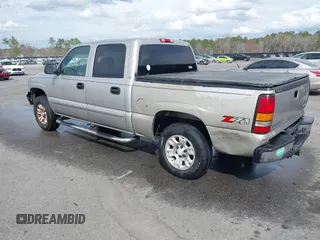 2005 GMC Sierra 1500 SLT z VIN 2GTEK13T351363383, wystawiony jako IAAI lot #41703776 z przebiegiem 142 722 mil mil oraz . Historia ofert i sprzedaży dostępna na DreamBid. Obrazek 3.