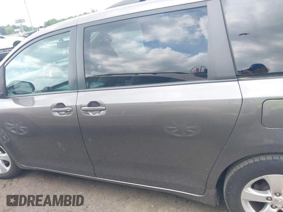 2017 Toyota Sienna LE Auto Access Seat with VIN 5TDKZ3DCXHS818669, listed as a IAAI auction lot 42198544 with 112,871 mi miles. Bid and sale history available at carsss.com. Image 14.