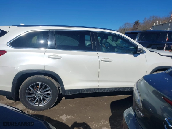 2019 Toyota Highlander SE with VIN 5TDJZRFH1KS922403, listed as a IAAI auction lot 41430051 with 93,767 mi miles. Bid and sale history available at carsss.com. Image 13.