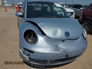 2010 Volkswagen New Beetle Coupe with VIN 3VWPG3AG0AM002088, listed as a IAAI auction lot 42014379 with 81,832 mi miles. Bid and sale history available at carsss.com. Image 6.