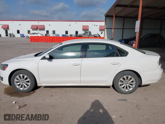 2015 Volkswagen Passat Limited Edition Edition z VIN 1VWAT7A31FC055719, wystawiony jako IAAI lot #42053299 z przebiegiem 166 746 mil mil oraz . Historia ofert i sprzedaży dostępna na DreamBid. Obrazek 14.