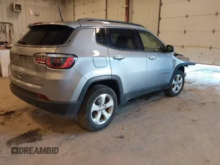 2018 Jeep Compass Latitude z VIN 3C4NJDBBXJT403674, wystawiony jako IAAI lot #42015795 z przebiegiem 86 329 mil mil oraz . Historia ofert i sprzedaży dostępna na DreamBid. Obrazek 4.