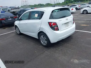 2012 Chevrolet Sonic LT z VIN 1G1JD6SH6C4232414, wystawiony jako IAAI lot #42489990 z przebiegiem 174 731 mil mil oraz . Historia ofert i sprzedaży dostępna na DreamBid. Obrazek 3.