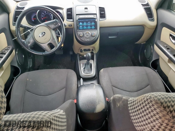 2013 Kia Soul + z VIN KNDJT2A66D7483811, wystawiony jako Copart lot #56746085 z przebiegiem 161 371 mil mil oraz Szkoda całkowita • Salvage title. Historia ofert i sprzedaży dostępna na DreamBid. Obrazek 8.