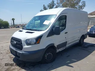 2017 Ford Transit Cargo z VIN 1FTYE1CM9HKB50925, wystawiony jako IAAI lot #42095471 z przebiegiem 152 583 mil mil oraz . Historia ofert i sprzedaży dostępna na DreamBid. Obrazek 17.