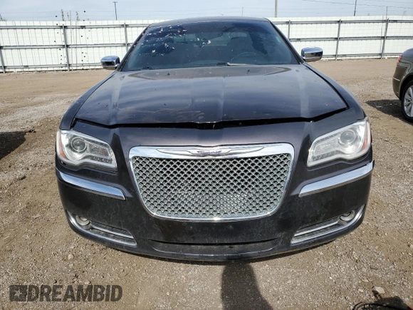 2013 Chrysler 300 C z VIN 2C3CCAKT2DH665649, wystawiony jako Copart lot #55963305 z przebiegiem 188 138 mil mil oraz Szkoda całkowita • Salvage title. Historia ofert i sprzedaży dostępna na DreamBid. Obrazek 5.