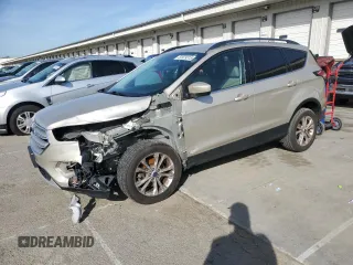 2018 Ford Escape SE z VIN 1FMCU9GD8JUC11757, wystawiony jako Copart lot #53979315 z przebiegiem 107 663 mil mil oraz Szkoda całkowita • Salvage title. Historia ofert i sprzedaży dostępna na DreamBid. Obrazek 1.