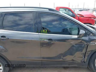 2018 Ford Escape SE z VIN 1FMCU9G98JUC13620, wystawiony jako IAAI lot #42011272 z przebiegiem 71 677 mil mil oraz . Historia ofert i sprzedaży dostępna na DreamBid. Obrazek 13.