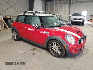 2010 MINI Hardtop S z VIN WMWMF7C53ATZ72544, wystawiony jako Copart lot #64125695 z przebiegiem 70 587 mil mil oraz Czysty tytuł • Clean title. Historia ofert i sprzedaży dostępna na DreamBid. Obrazek 4.