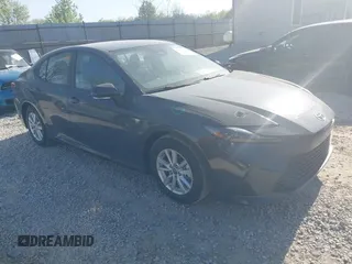2025 Toyota Camry LE z VIN 4T1DAACK5SU133457, wystawiony jako IAAI lot #42112365 z przebiegiem 2 088 mil mil oraz . Historia ofert i sprzedaży dostępna na DreamBid. Obrazek 1.