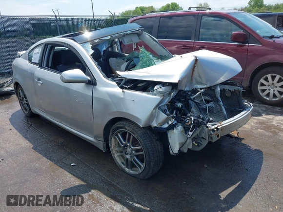 2010 Scion tC z VIN JTKDE3B71A0306892, wystawiony jako IAAI lot #42223580 z przebiegiem Nie podano mil oraz . Historia ofert i sprzedaży dostępna na DreamBid. Obrazek 1.