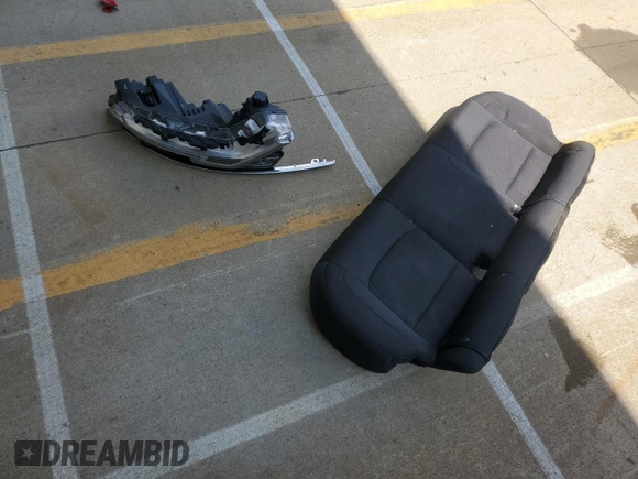 2018 Chevrolet Malibu LT z VIN 1G1ZD5ST4JF118267, wystawiony jako Copart lot #57229925 z przebiegiem 82 197 mil mil oraz Szkoda całkowita • Salvage title. Historia ofert i sprzedaży dostępna na DreamBid. Obrazek 12.