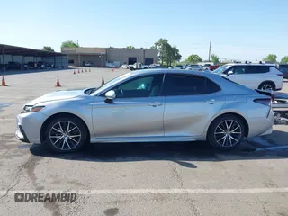 2022 Toyota Camry SE z VIN 4T1G11AK3NU638448, wystawiony jako IAAI lot #42087578 z przebiegiem 58 529 mil mil oraz . Historia ofert i sprzedaży dostępna na DreamBid. Obrazek 14.