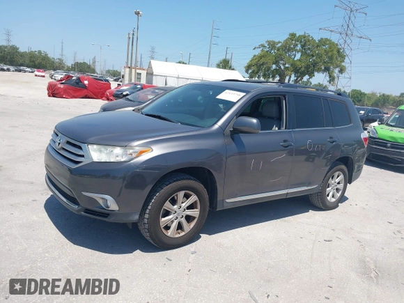 2013 Toyota Highlander z VIN 5TDZK3EH5DS124401, wystawiony jako IAAI lot #42133758 z przebiegiem 131 405 mil mil oraz . Historia ofert i sprzedaży dostępna na DreamBid. Obrazek 14.