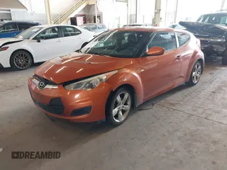 2013 Hyundai Veloster w/Black Int z VIN KMHTC6AD3DU143656, wystawiony jako IAAI lot #42139839 z przebiegiem 121 392 mil mil oraz . Historia ofert i sprzedaży dostępna na DreamBid. Obrazek 2.