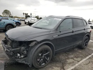 2023 Volkswagen Tiguan SE R-Line Black z VIN 3VVCB7AXXPM033818, wystawiony jako Copart lot #48759425 z przebiegiem 24 260 mil mil oraz Szkoda całkowita • Salvage title. Historia ofert i sprzedaży dostępna na DreamBid. Obrazek 1.
