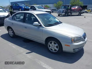 2004 Hyundai Elantra GLS z VIN KMHDN46D74U781436, wystawiony jako IAAI lot #42260519 z przebiegiem 132 943 mil mil oraz . Historia ofert i sprzedaży dostępna na DreamBid. Obrazek 1.
