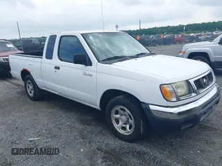 2000 Nissan Frontier XE z VIN 1N6DD26S1YC353901, wystawiony jako IAAI lot #42419373 z przebiegiem 138 676 mil mil oraz . Historia ofert i sprzedaży dostępna na DreamBid. Obrazek 1.