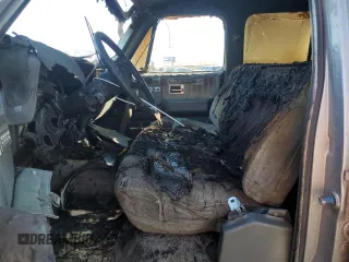 1989 Chevrolet Suburban z VIN 1GNGV26K8KF128711, wystawiony jako Copart lot #46658895 z przebiegiem Nie podano mil oraz Szkoda całkowita • Salvage title. Historia ofert i sprzedaży dostępna na DreamBid. Obrazek 7.