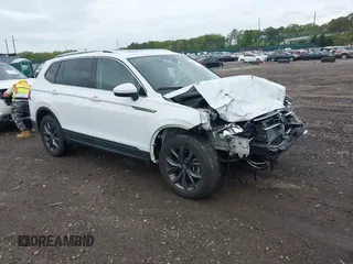 2022 Volkswagen Tiguan SE z VIN 3VV2B7AX8NM109450, wystawiony jako IAAI lot #42248707 z przebiegiem 18 603 mil mil oraz . Historia ofert i sprzedaży dostępna na DreamBid. Obrazek 1.