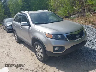 2012 Kia Sorento LX z VIN 5XYKTCA6XCG278424, wystawiony jako IAAI lot #42240713 z przebiegiem 99 292 mil mil oraz . Historia ofert i sprzedaży dostępna na DreamBid. Obrazek 1.
