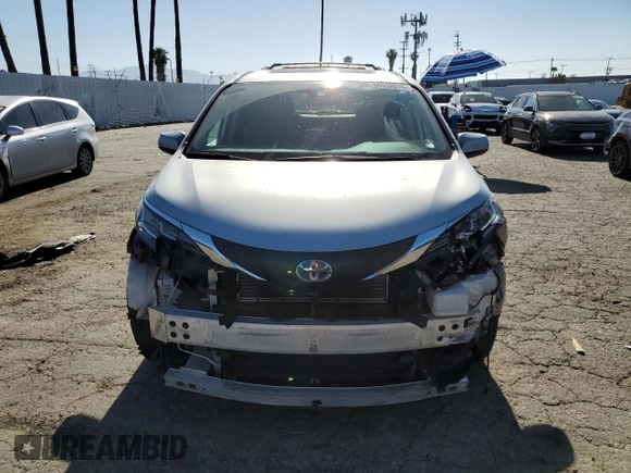 2021 Toyota Sienna XLE z VIN 5TDJRKEC8MS058563, wystawiony jako Copart lot #56932015 z przebiegiem 57 319 mil mil oraz Szkoda całkowita • Salvage title. Historia ofert i sprzedaży dostępna na DreamBid. Obrazek 5.