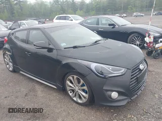 2013 Hyundai Veloster Turbo z VIN KMHTC6AE1DU110308, wystawiony jako IAAI lot #42259651 z przebiegiem 135 379 mil mil oraz . Historia ofert i sprzedaży dostępna na DreamBid. Obrazek 1.
